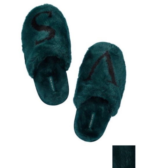 VICTORIA'S SECRET
Short Cozy Robe & Matching Slipper - Picture 3 of 3